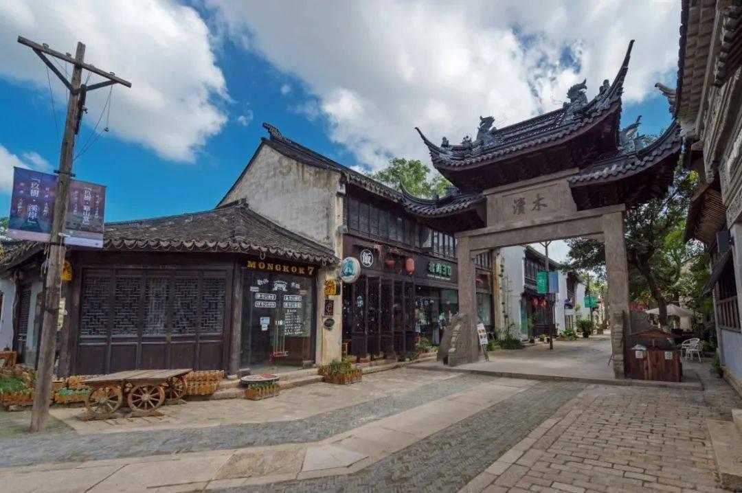 这里曾是武汉最繁华的商业区，如今清冷不少，几乎是没有游客游戏画面